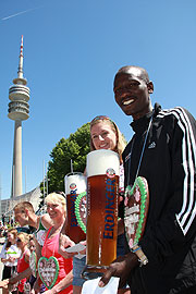 Siegerin und Sieger des Halbmarathons 2011  (Foto: Martin Schmitz)